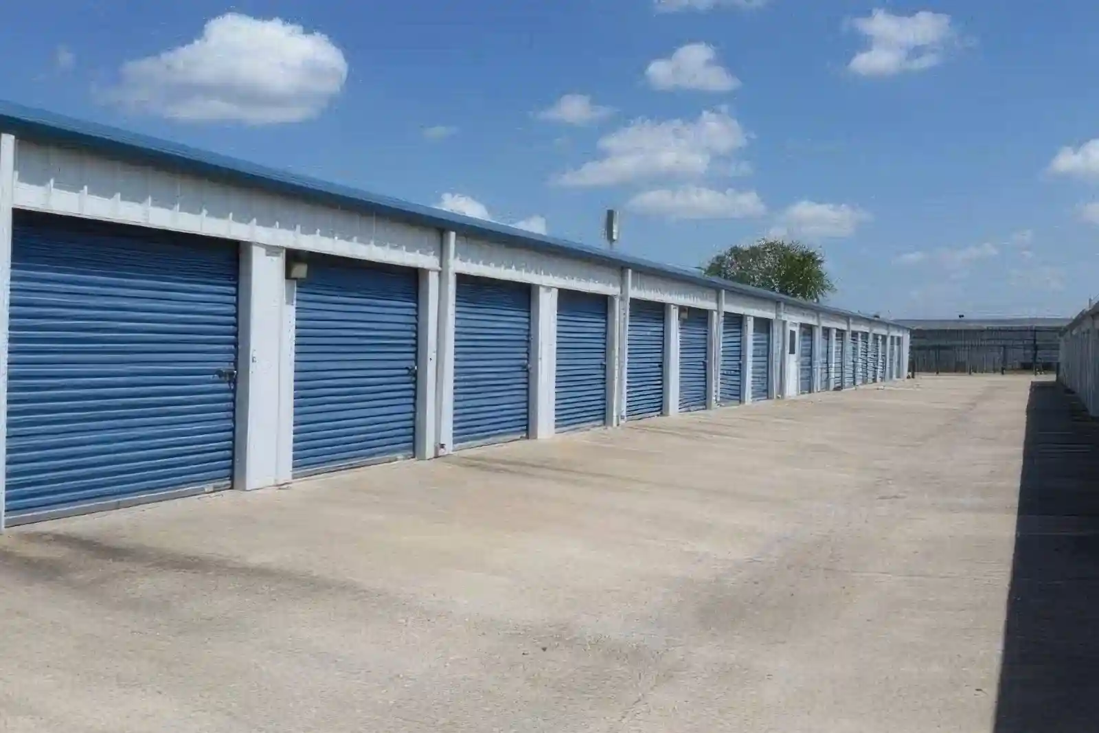 Del Valle self-storage facility